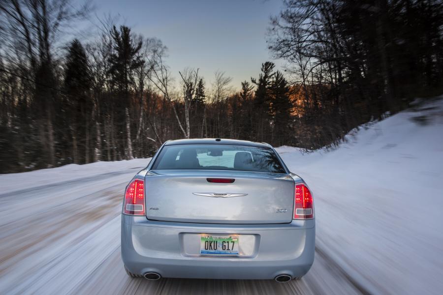  Chrysler 300C Glacier Edition 2013 года  (фото 9 из 31)